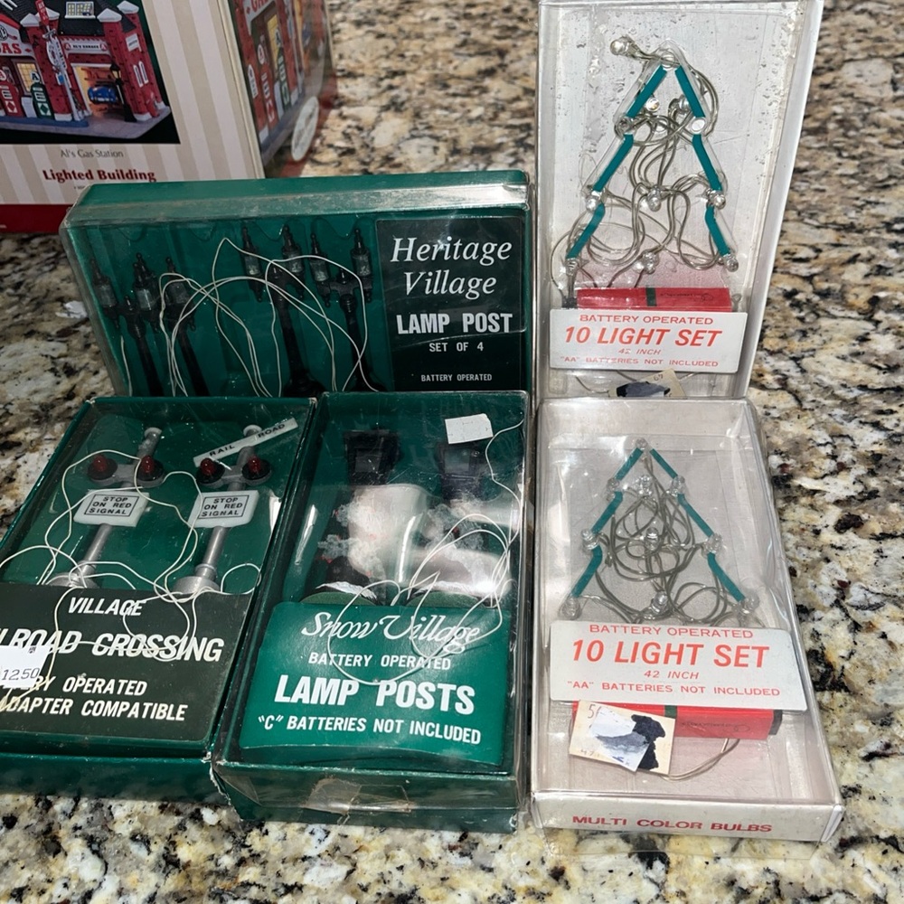Department 56 Heritage Village Lamp Post and Light Sets. 5 pieces